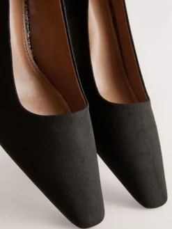 Next Standard/Wide Fit Standard Chisel Toe Block Courts Black Clearance